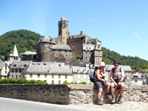 Vor dem Schloss von Estaing