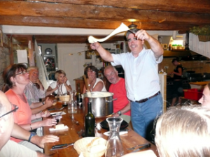 Verteilung des Aligot in La Ferme du Barry